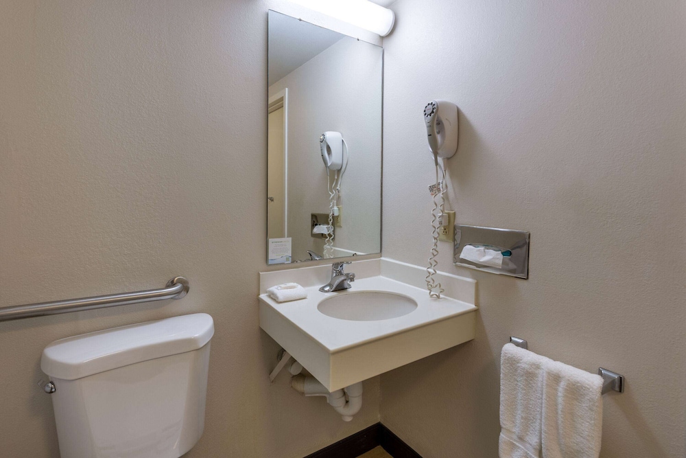 Executive Room, 1 King Bed, Accessible, Non Smoking (Mobility, Bathtub w/Grab Bars) - Photo 3