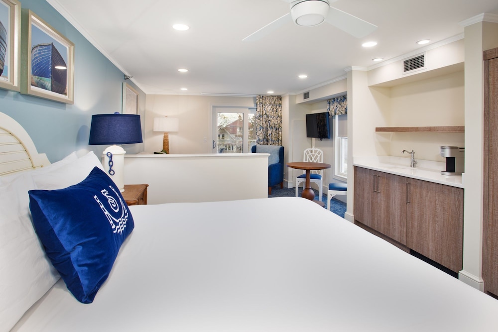 Deluxe Room, 1 Queen Bed with Sofa bed (Summer House Queen) photo 1