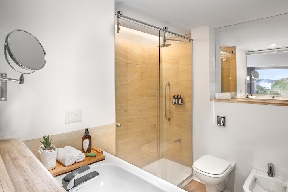 Room, 1 King Bed (Red Level, Waterfall View, 3 adults) thumbnail 5