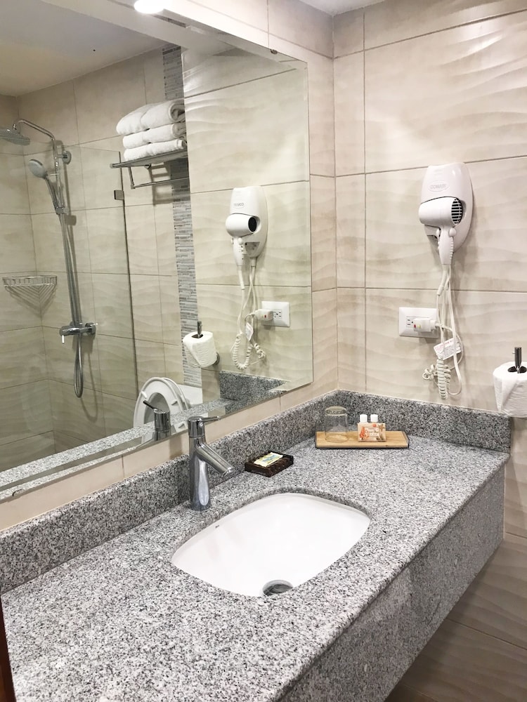 Superior Double Room, 2 Queen Beds, City View, Sea Facing photo 3