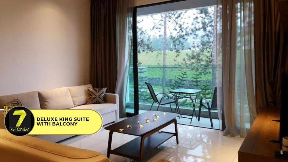 Deluxe King Suite with Balcony - Photo 3