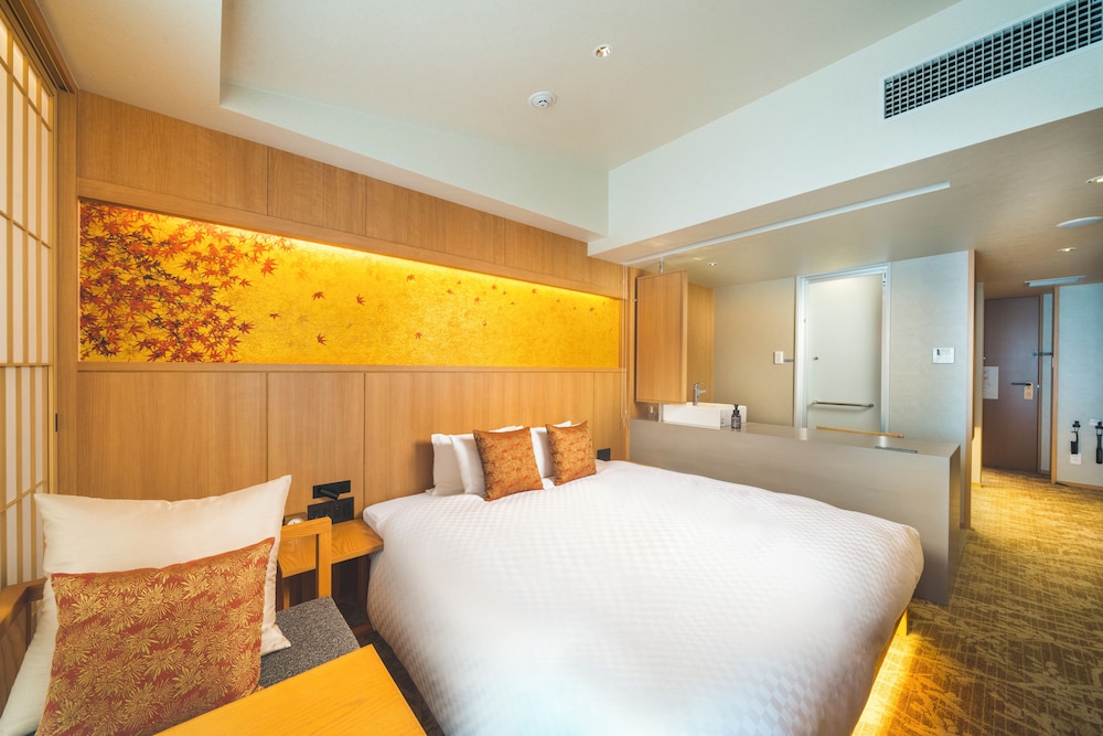 Superior Room, 1 King Bed, Non Smoking, Bathtub - Photo 8