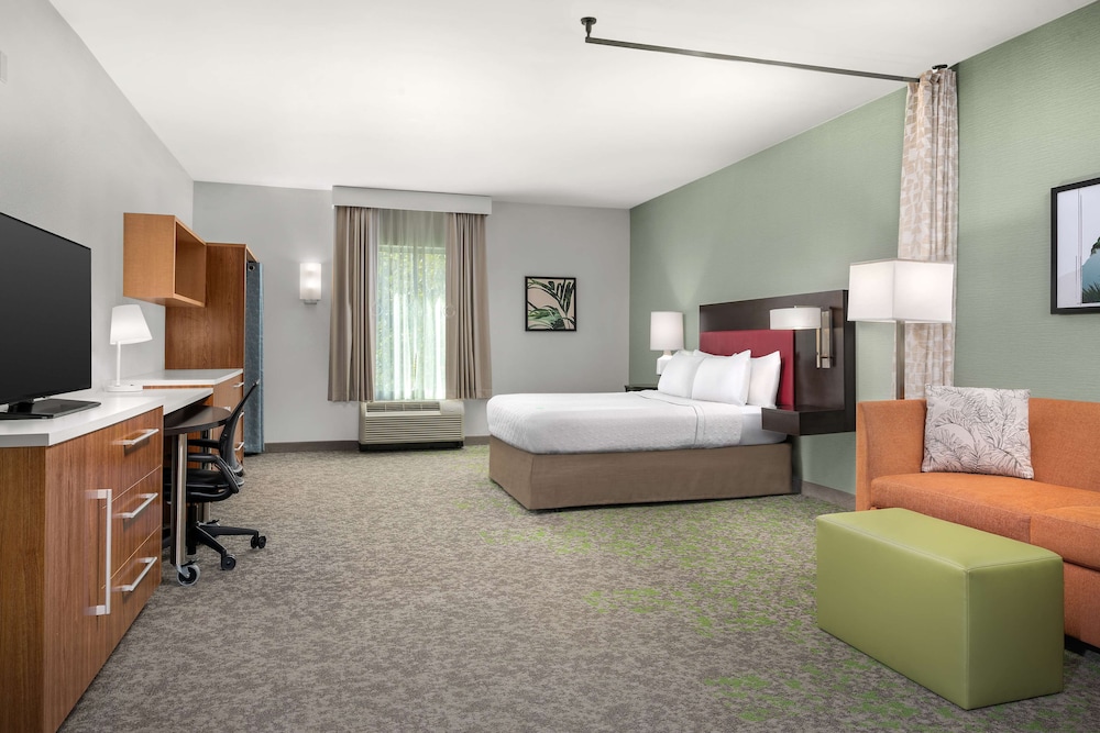 Studio, 1 Queen Bed with Sofa Bed, Accessible, Bathtub photo 2