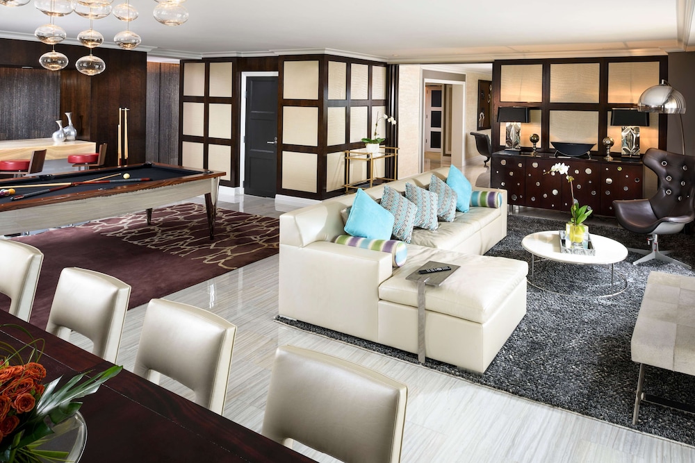 Commander and Chief Suite, Presidential Suite, 2 King beds, living room, direct ocean view