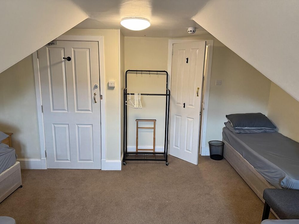Basic Quadruple Room, Ensuite photo 2