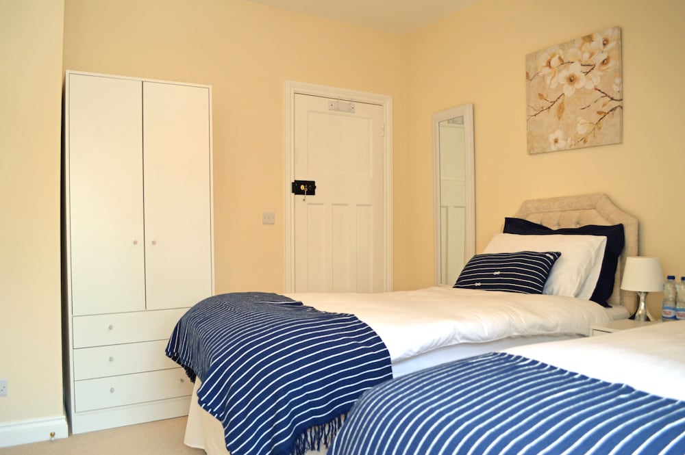 Basic Twin Room, 2 Twin Beds, Ensuite photo 3