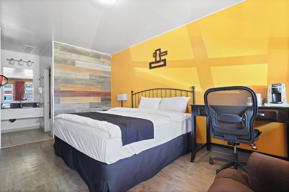 Business Room, 1 King Bed, Mobility Accessible photo 1