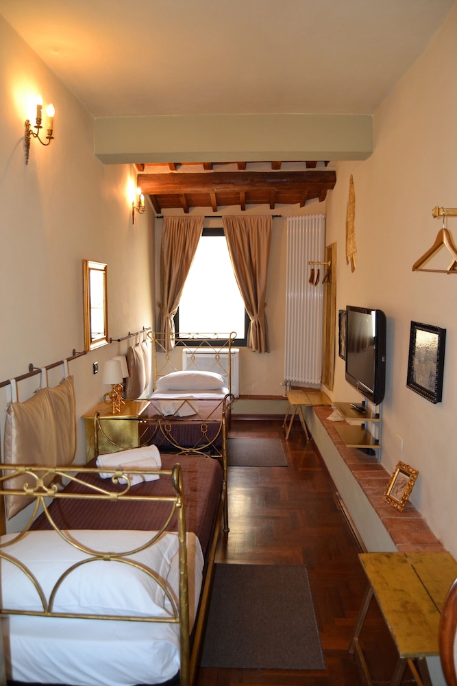 Twin Room (Gold Suite) photo 1