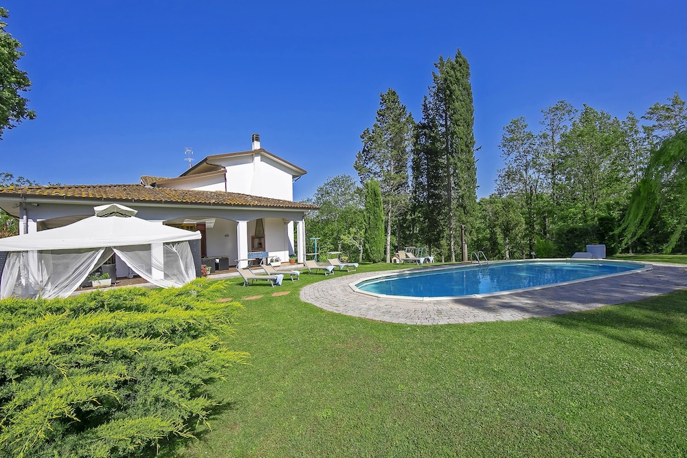 Villa photo 2