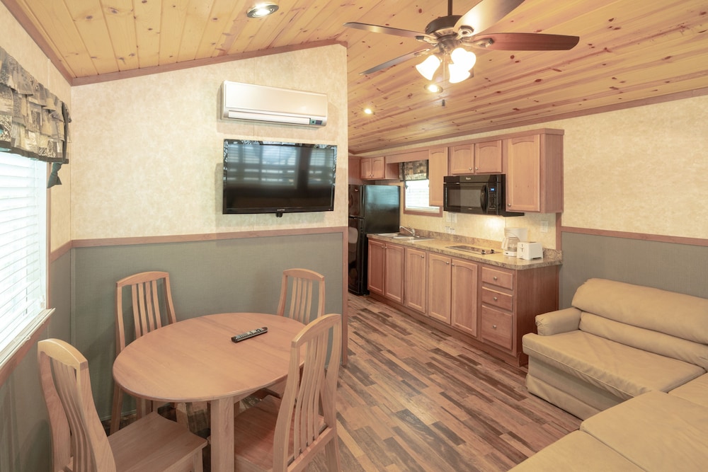 Two Bedroom Family Cottage (Linens not provided) photo 3
