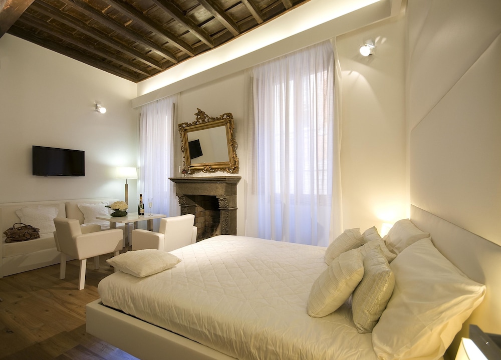 Superior Suite, 1 Queen Bed with Sofa bed photo 3