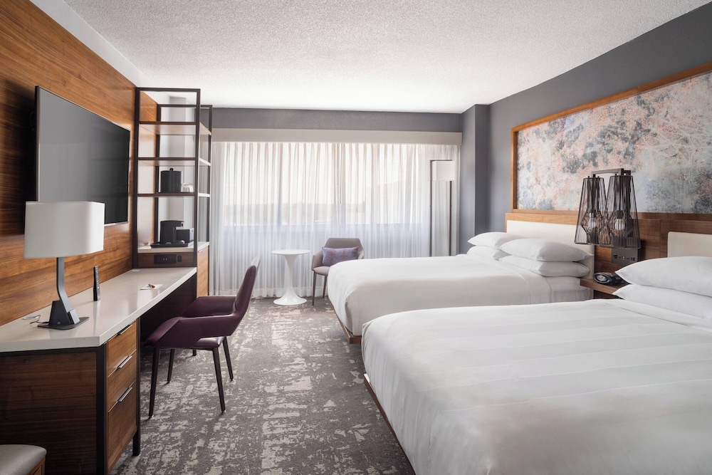 Room, 2 Queen Beds (Mobility/Hearing Access, Roll-in Shwr) photo 2