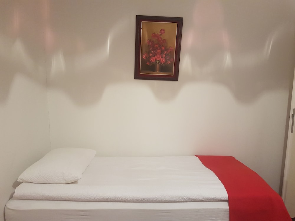 Room, 1 Bedroom, Shared Bathroom (Red) photo 2