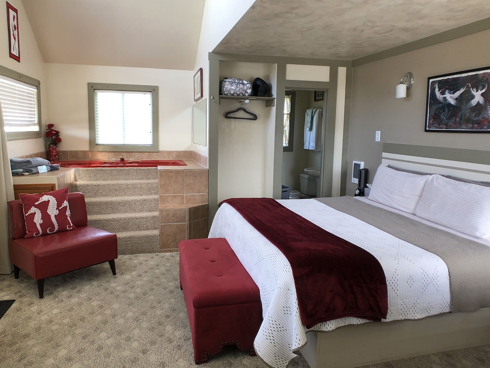 7. Honeymoon Suite (No Pets) Jetted Tub
