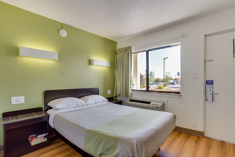 Standard Room, 1 Double Bed, Accessible, Non Smoking photo 3