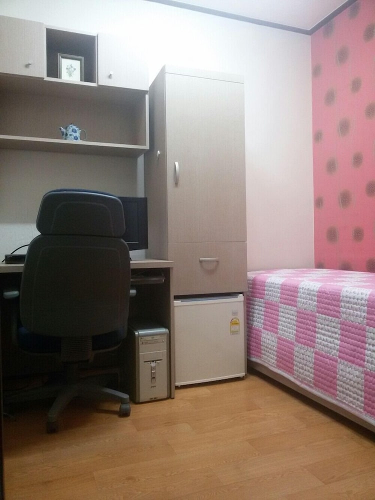 Standard Single Room, No Windows photo 1