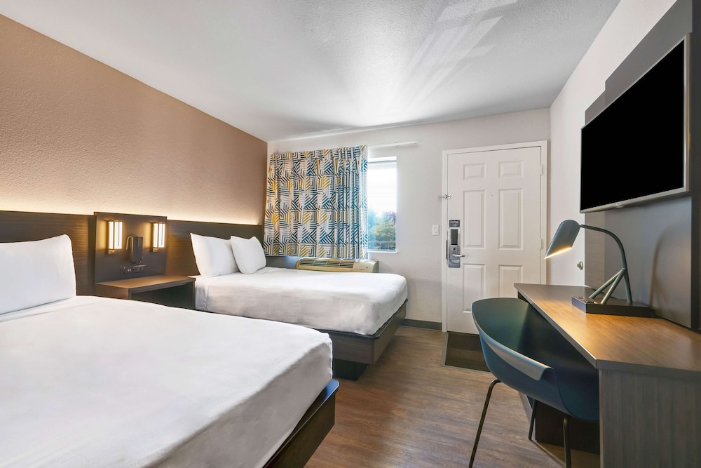 Standard Room, Multiple Beds, Non Smoking photo 3