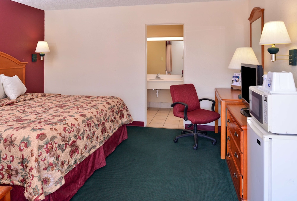 Room, 1 King Bed, Smoking - Photo 1