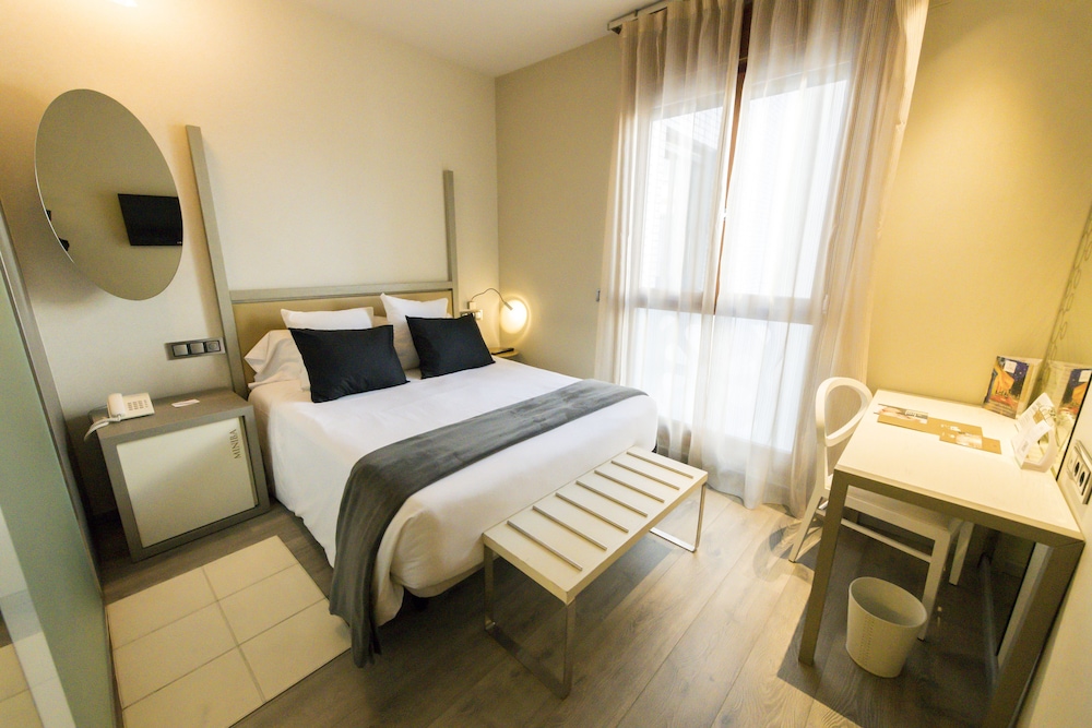 Economy Room, 1 Queen Bed, Jetted Tub