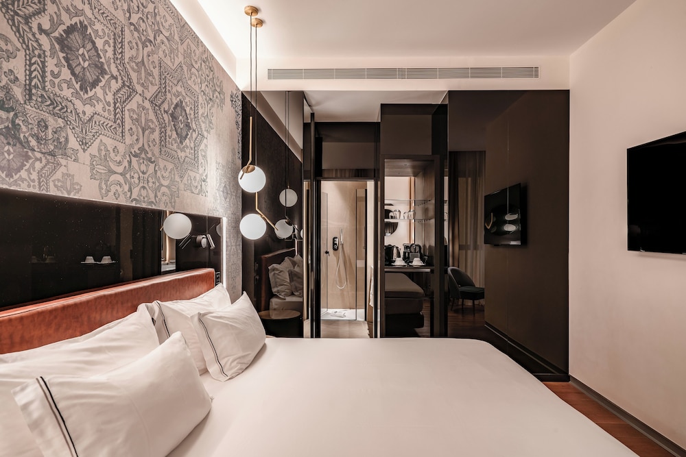 Premium Double Room Single Use - Photo 1