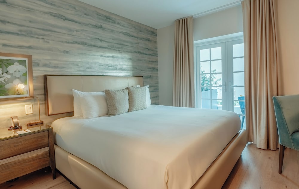 Premium Room, 1 King Bed, Balcony, Courtyard View - Photo 1