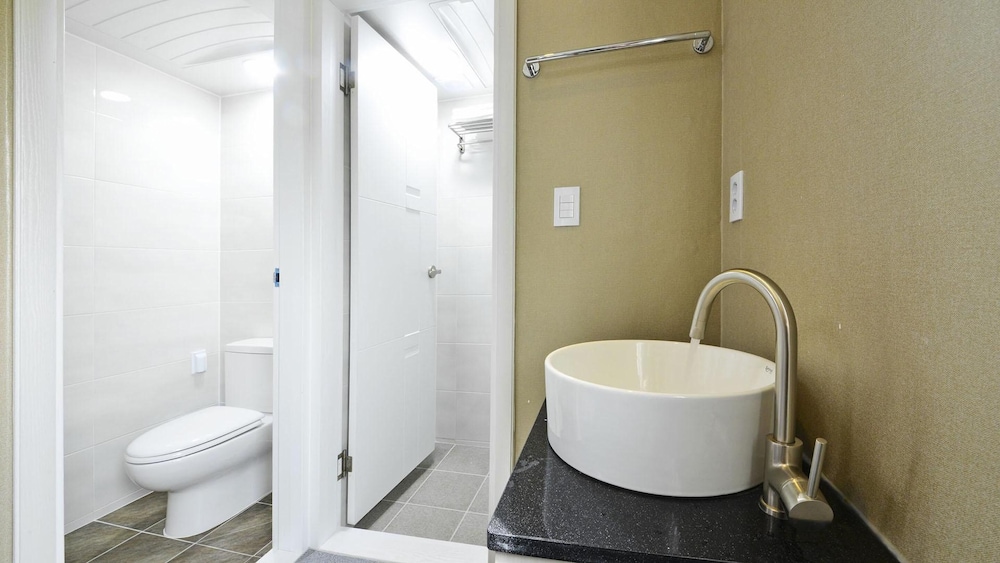 Basic Room, 1 Bedroom (201) - Photo 3