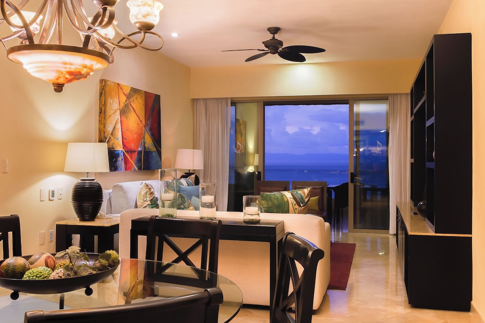 2 Bedroom Suite Ocean Front photo 3