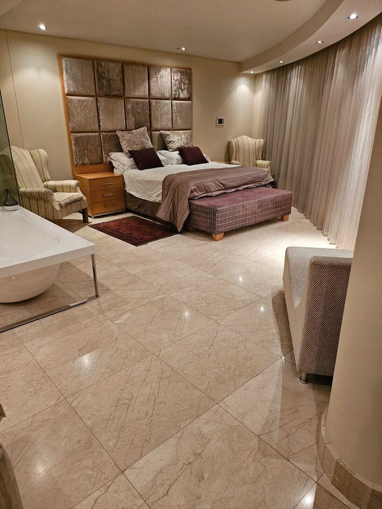 Family Penthouse, 1 King Bed, Non Smoking, Ocean View photo 1