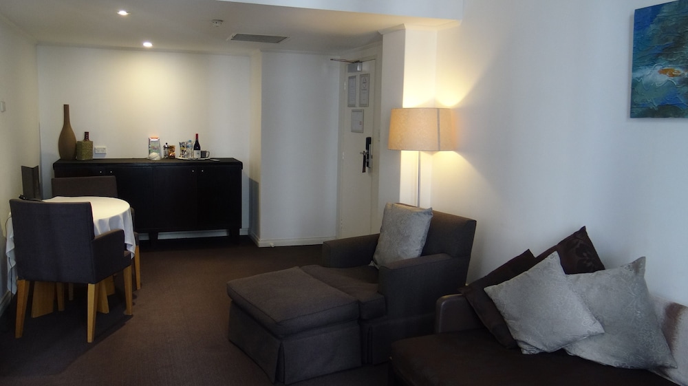 Deluxe Room, 1 King Bed, City View thumbnail 5