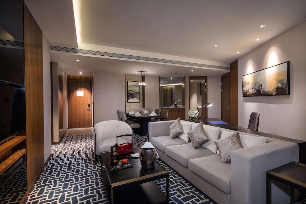 Executive Suite - Photo 6