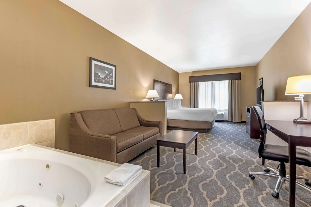 Suite, 1 King Bed, Non Smoking, Jetted Tub - Photo 1