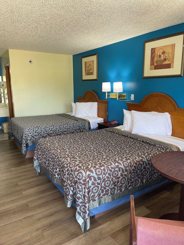 Standard Room, 2 Queen Beds, Non Smoking - Photo 5