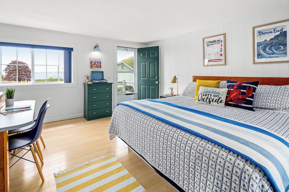 Romantic Cottage, 1 King Bed, Kitchen, Sea Facing photo 1