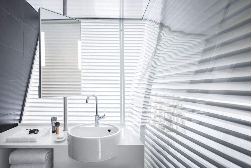 Premium room with Rhône view including self-service snacks and drinks at the Club thumbnail 6