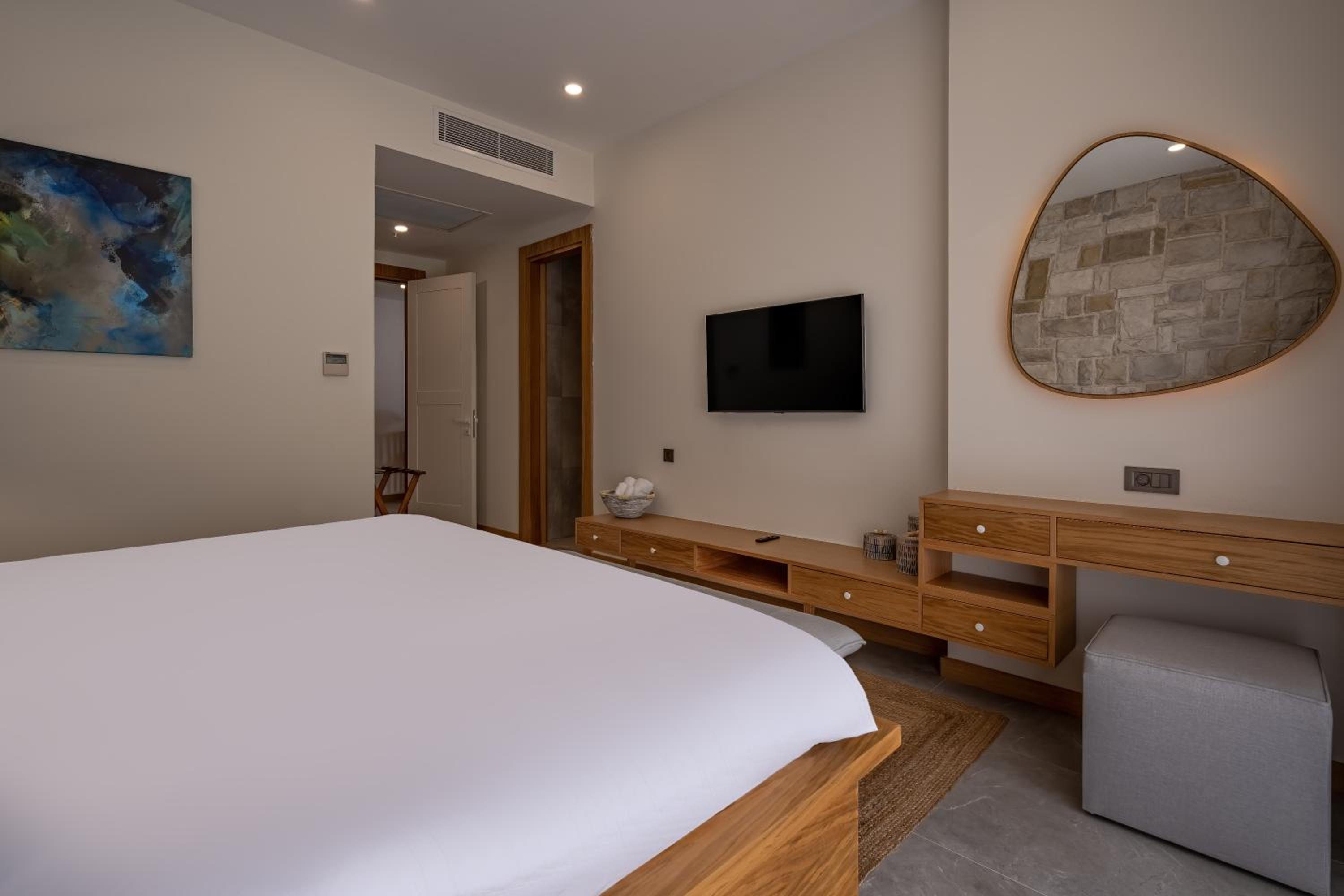 Superior Suite with Sea View - Photo 4