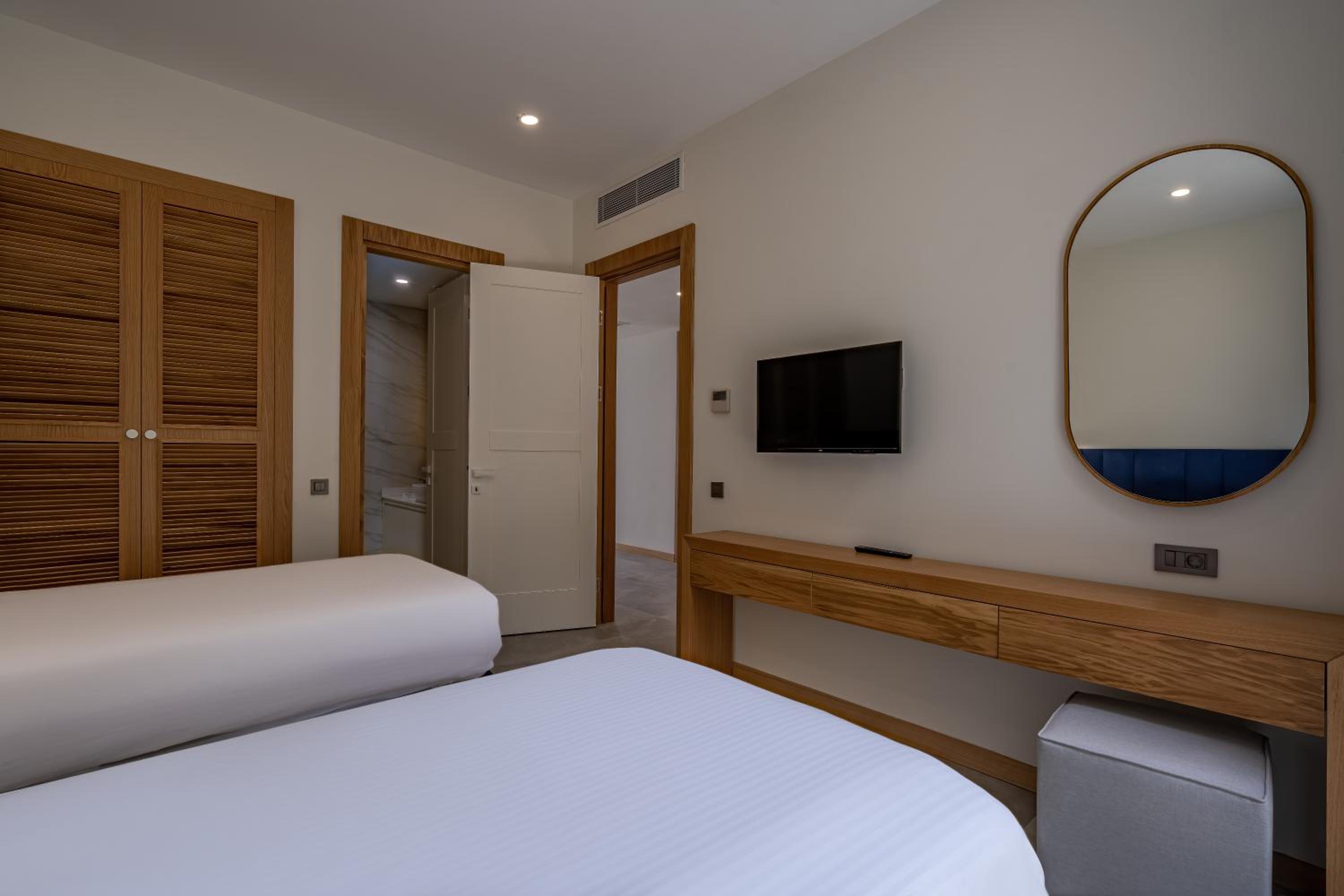 Superior Suite with Sea View - Photo 5