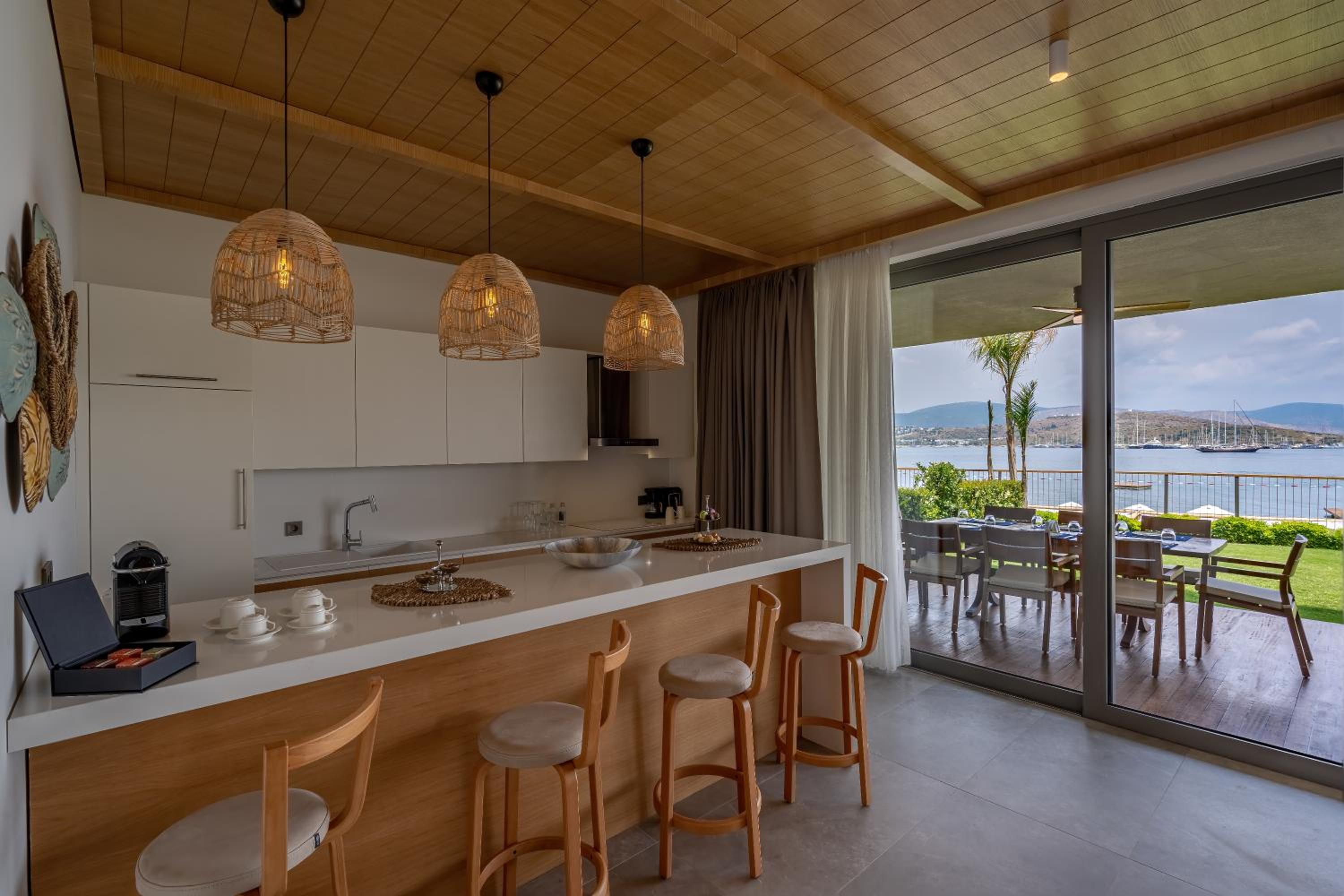 Superior Suite with Sea View - Photo 9