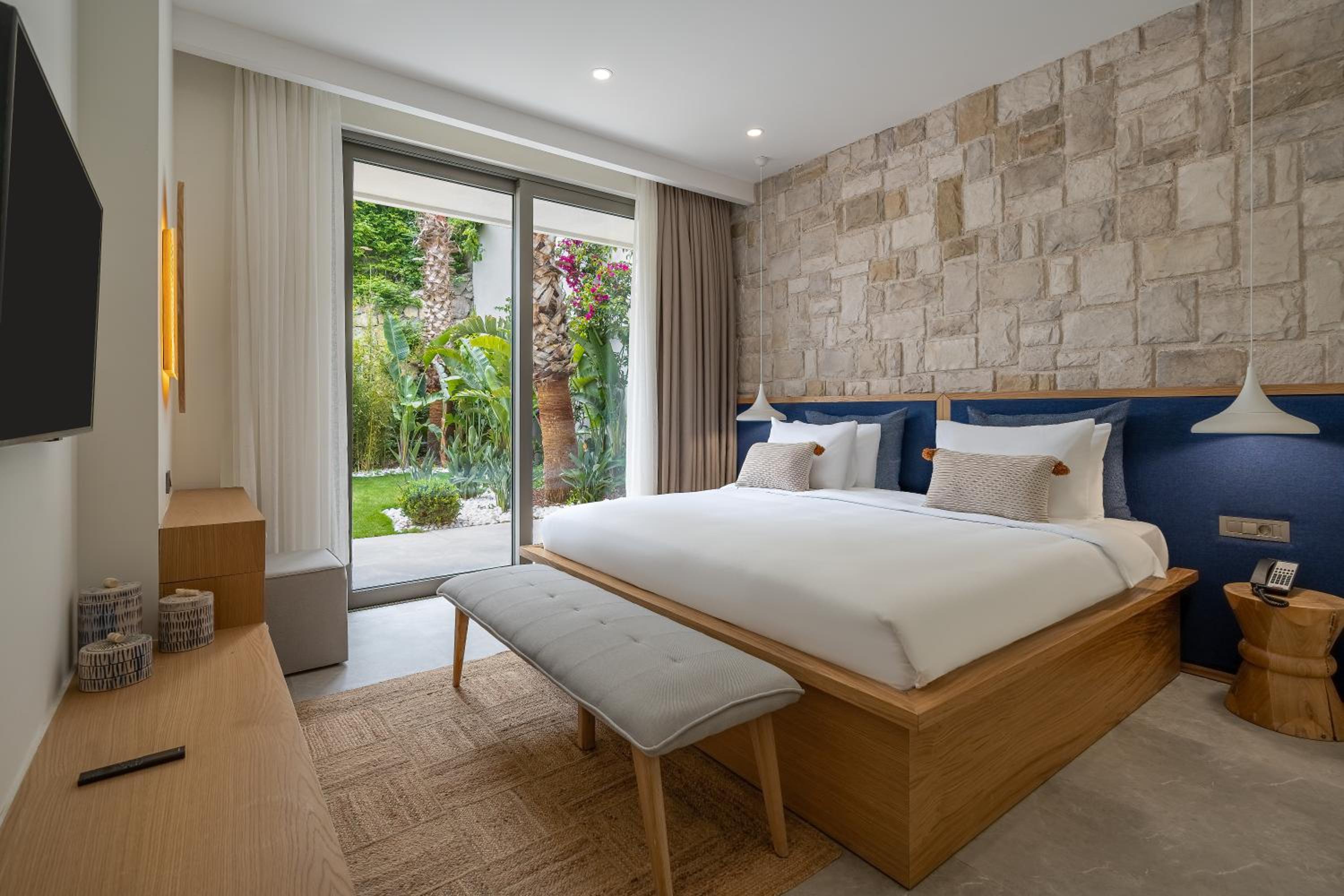 Superior Suite with Sea View - Photo 11