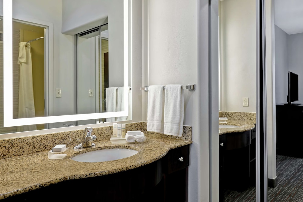 Suite, 1 Bedroom - Photo 8