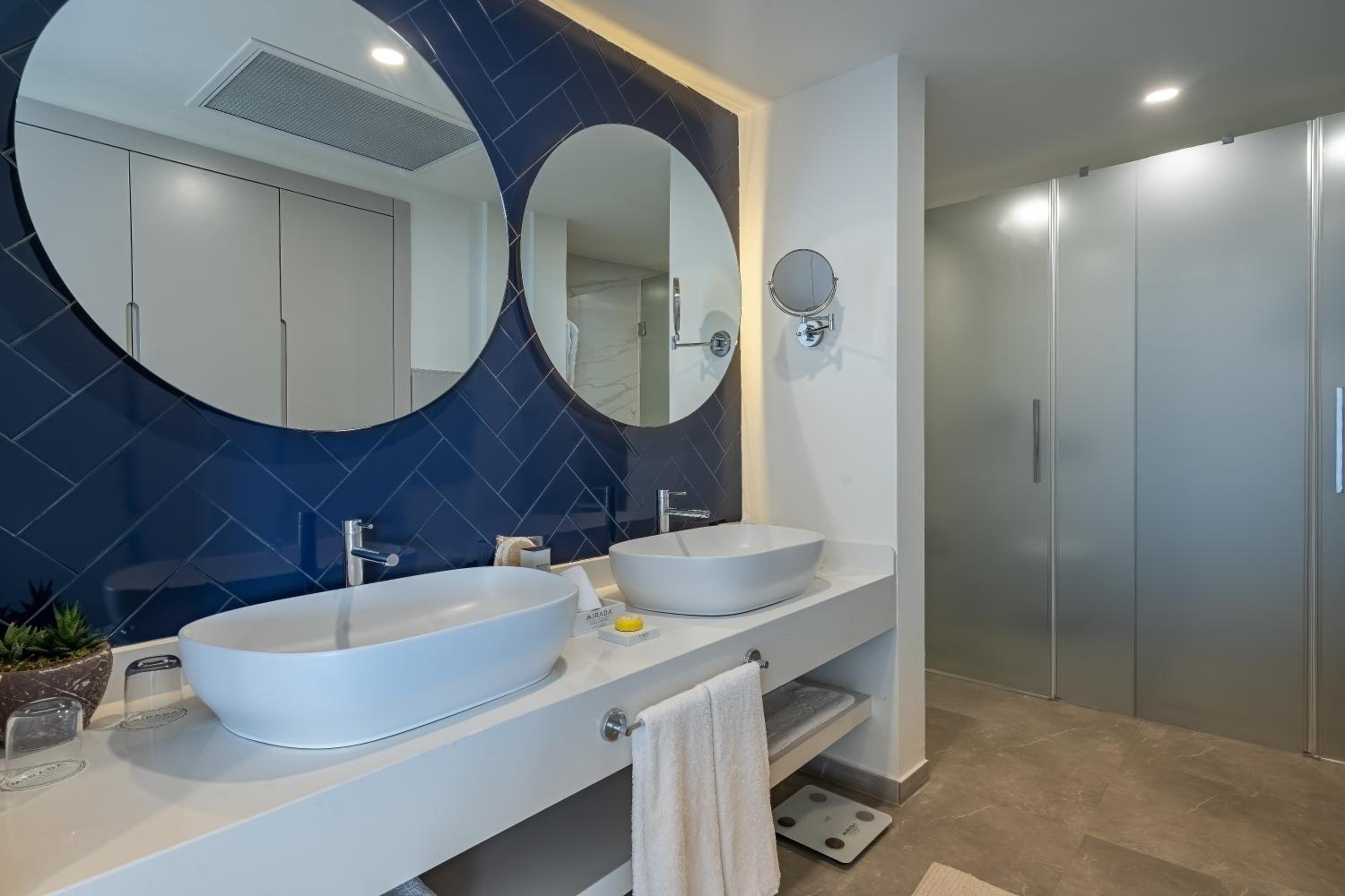 Deluxe Junior Suite - Photo 8