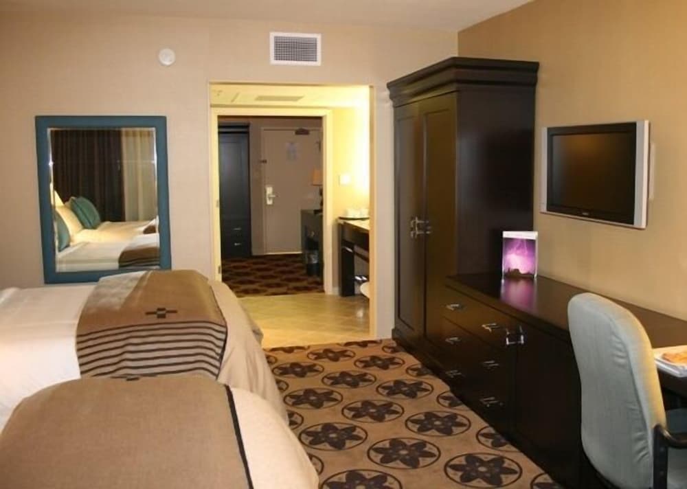 Suite, 2 Queen Beds - Photo 6