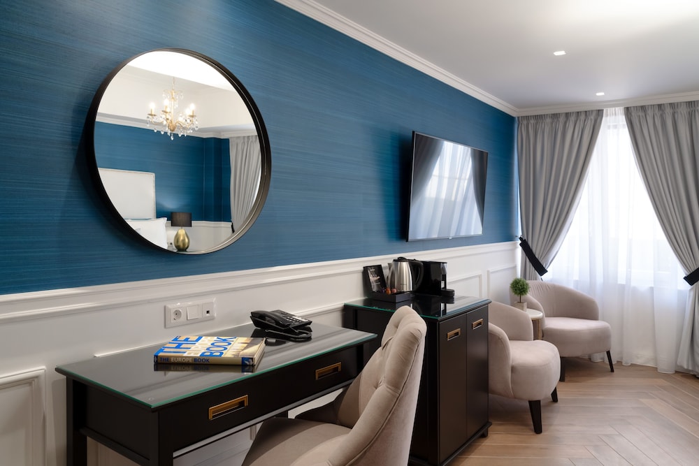 Superior Suite, 1 King Bed, Sauna, City View photo 3