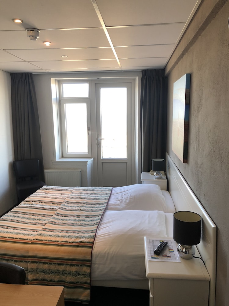 Basic Double or Twin Room, Ocean View photo 3