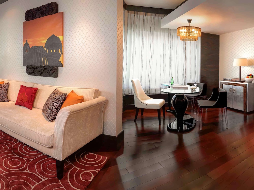 Suite, 1 King Bed (Prestige) thumbnail 5