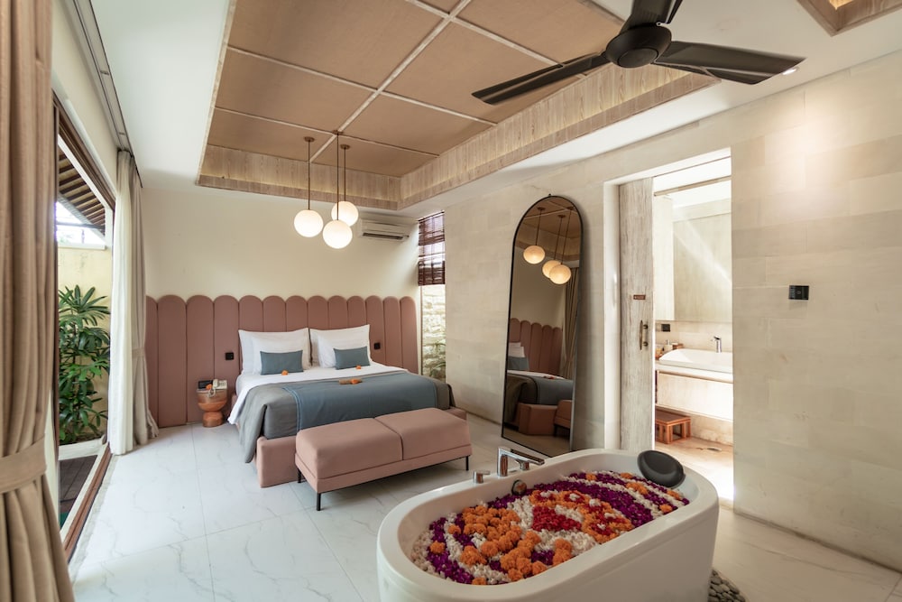 Royal 1 Bedroom Villa with Private Pool & Bathtub - Free Benefit photo 2