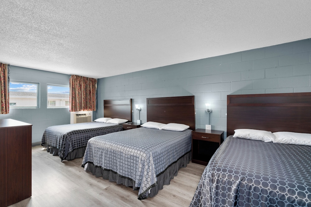 Triple Room (3 Queen Beds) photo 1