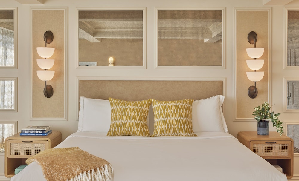 Suite, 1 King Bed (Palmetto) thumbnail 5