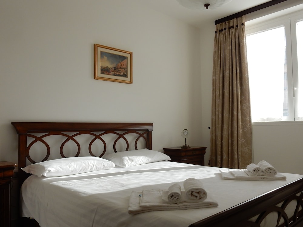 Classic Apartment, 2 Bedrooms, Balcony, Lake View photo 1