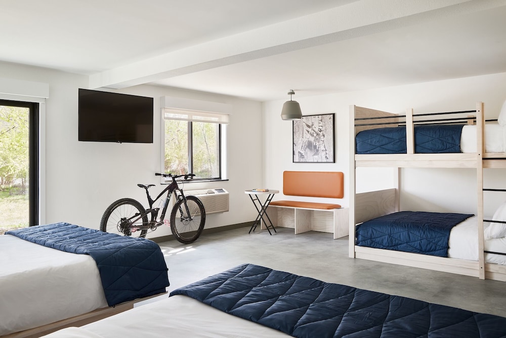 Double Room (King + Double Queen Bunk) - Photo 4
