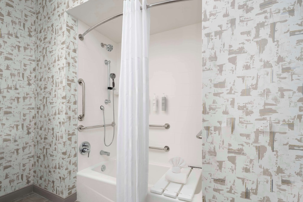 Room, 2 Queen Beds, Accessible, Bathtub - Photo 4